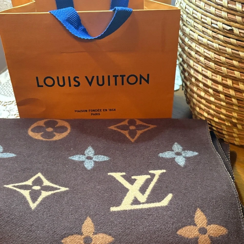 Louis Vuitton scarf - Picture 6 of 9